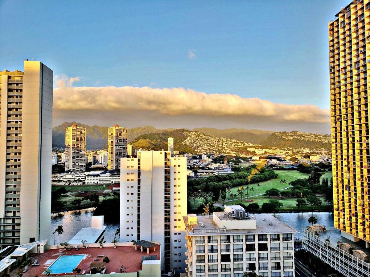 Private One Bedroom Condo, With Corporate Rental Car Savings Code Included, Free Onsite Parking Honolulu Exterior photo